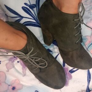 Women's Lace-Up Ankle Boots - Olive